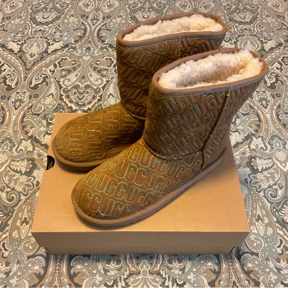 NWT UGG Classic II Graphic Boots Kids Sz 6